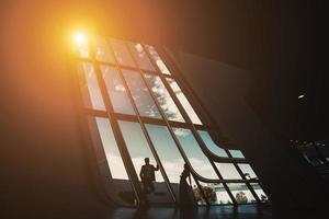 pareja de novios en un edificio futurista foto