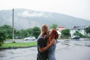 hermosa pareja abrazándose bajo la lluvia foto