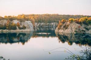 twardowski rocks park, una antigua mina de piedra inundada, en cracovia, polonia. foto