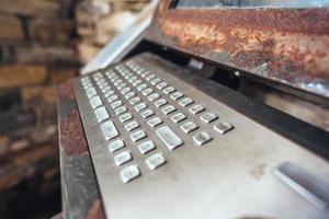 computadora muy vieja, teclado oxidado con monitor foto