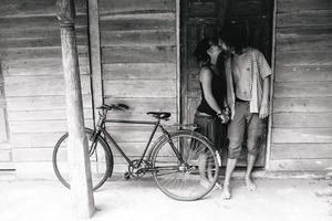 chico y la chica en la casa foto