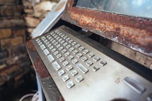 computadora muy vieja, teclado oxidado con monitor foto