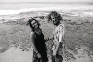 chico y chica se divierten en la playa foto