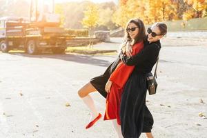 retrata a dos hermosas amigas felices en el parque. foto