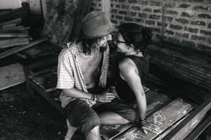 hombre y mujer en un lugar abandonado foto