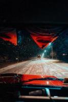 en la vista del coche de la tormenta de nieve en la carretera del campo foto