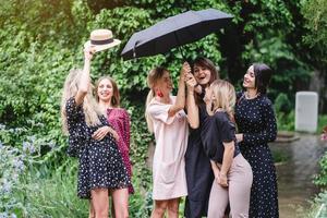 seis chicas con un paraguas foto