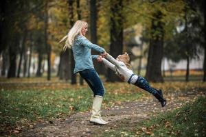 madre con hija en el parque otoño foto