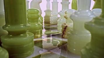 pièces d'échecs en marbre vert et blanc sur un échiquier video