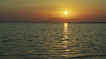 belo pôr do sol amarelo dramático sobre as imagens do oceano. video