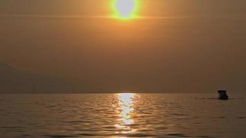 bellissimo drammatico giallo tramonto al di sopra di il oceano filmato. video