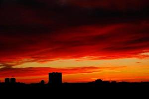 dramático cielo rojo oscuro del amanecer foto