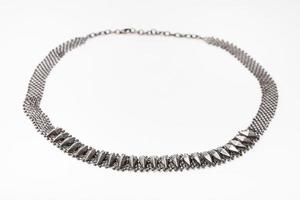collar de plata en estilo art nouveau en blanco foto