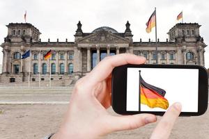 turista tomando fotos del edificio del reichstag