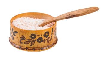 salero de madera con cuchara con sal del himalaya foto