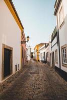 calle vacía en faro, portugal