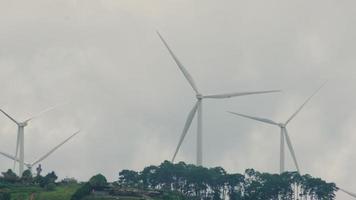 vista panorámica de aerogeneradores o parques eólicos con hermosos paisajes y cielo azul para generar energía verde limpia y renovable para el desarrollo sostenible. molinos de viento para la producción de energía eléctrica. video