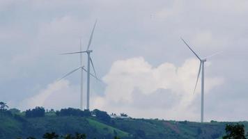 panoramisch visie van wind turbines of wind boerderij met mooi landschappen en blauw lucht naar genereren schoon hernieuwbaar groen energie voor duurzame ontwikkeling. windmolens voor elektrisch macht productie. video