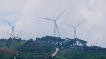 panoramisch visie van wind turbines of wind boerderij met mooi landschappen en blauw lucht naar genereren schoon hernieuwbaar groen energie voor duurzame ontwikkeling. windmolens voor elektrisch macht productie. video