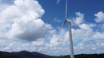 moulin à vent pour la production d'énergie électrique avec de beaux paysages et un ciel bleu pour générer de l'énergie verte renouvelable propre pour le développement durable.