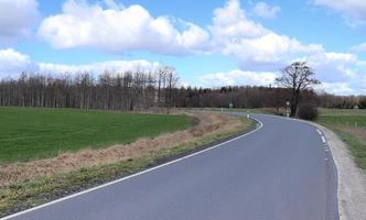 hermosa vista de caminos rurales con campos y árboles en el norte de europa foto