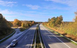 hermosas vistas de los caminos rurales con árboles y campos durante el otoño foto