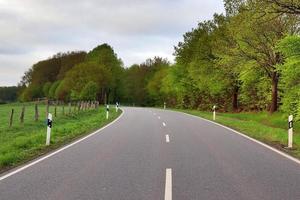 hermosa vista de caminos rurales con campos y árboles en el norte de europa foto