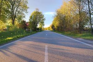 hermosa vista de caminos rurales con campos y árboles en el norte de europa foto