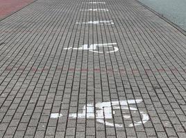 Plazas de parking para clientes minusválidos. estacionamiento con letrero pintado de silla de ruedas. foto