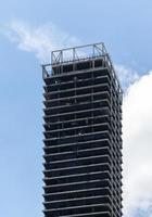 edificio alto abandonado sobre fondo de cielo azul foto