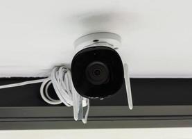 cámara de seguridad cctv en techo blanco foto