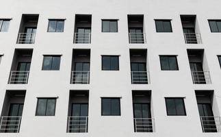 filas de ventanas en un edificio de apartamentos moderno foto