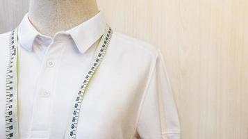 cerrar maniquí con camisa blanca y cinta métrica de cintura foto