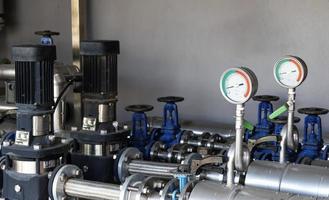 sistema de tuberías para suministrar agua al proceso de producción.