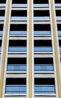 edificio de oficinas moderno con ventana de cristal foto