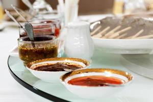 salsa de comida tailandesa en la mesa blanca foto