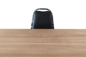 cerrar silla y mesa de madera aislado sobre fondo blanco. con trazado de recorte foto