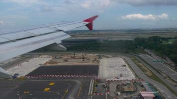 Changi, singapore november 22, 2018 - changi flygplats se från närmar sig flygplan airasia innan landning. video