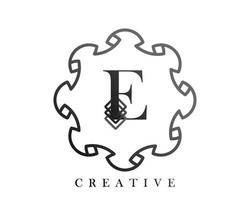 diseño de plantilla de logotipo de lujo con una combinación de cuadrados en el alfabeto e vector