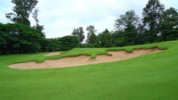 belo campo de golfe com fundo de colina de montanha video