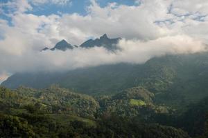 el hermoso paisaje de la montaña chiang dao, la tercera montaña más alta de 2.175 metros en la provincia de chiang mai de tailandia. foto