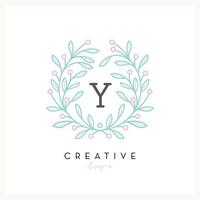 logotipo floral de lujo letra y para negocios de cosmética de belleza, invitación de boda, boutique y otra empresa vector