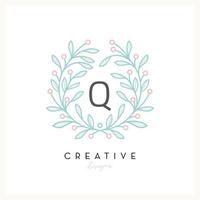 logotipo floral de lujo letra q para negocios de cosmética de belleza, invitación de boda, boutique y otra empresa vector