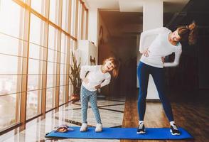 dos chicas de diferentes edades haciendo yoga foto