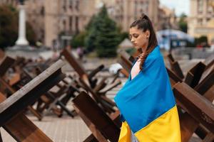 mujer joven cubierta con la bandera ucraniana foto