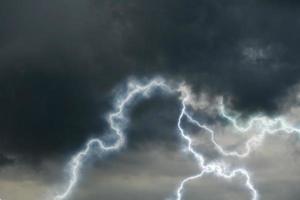 nubes de lluvia con relámpagos foto