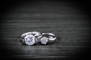 anillos de boda de diamantes sobre fondo negro foto