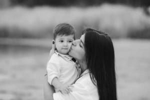 madre feliz con su hijo pequeño foto