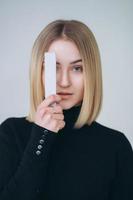 retrato de una mujer muy sonriente posando aislada foto