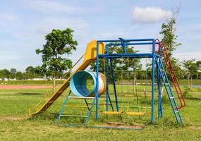 parque infantil en el césped foto